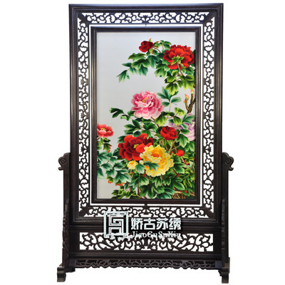 蘇繡牡丹雞翅木豎架 一針一線繡繁華，匠心獨(dú)運(yùn)贈外賓