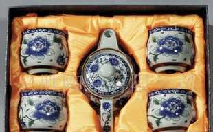 紅牡丹映襯下的茶藝雅韻 陶瓷功夫茶具5頭紅牡丹2號(hào)壺空心杯組賞析